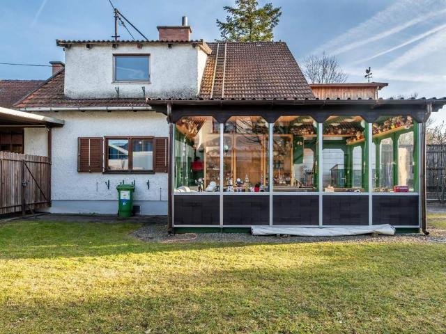 Siedlungslage Doppelhaushälfte auf großem, sonnigen Grund – Traum vom Eigenheim beim Sanieren umsetzen!