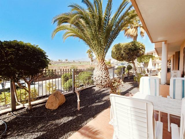 Siéntese y relájese en el sol de la tarde y disfrutar de las. 71m² Golf Del Sur