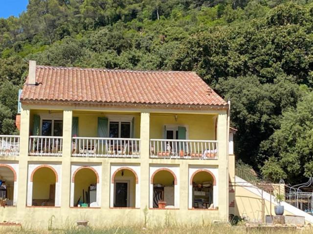 Signes: En exclusivité: Propriété d'env.390m2 composée de