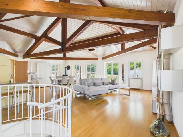 Signorile casa unifamiliare con grande giardino e piscina