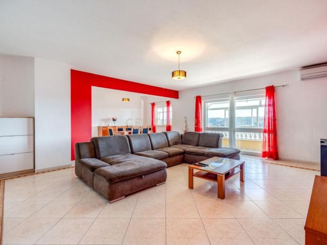 Silves | T3 com Varanda Panorâmica e Áreas Surpreendentes
