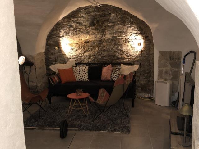 SILVIA HYERES HISTORIQUE MAISON DE VILLE DE CARACTERE AVEC
