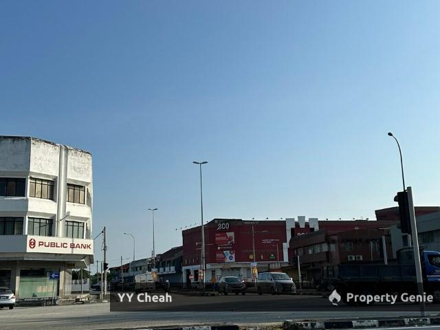 Silibin, Ipoh 3 Storey long shop, facing main road