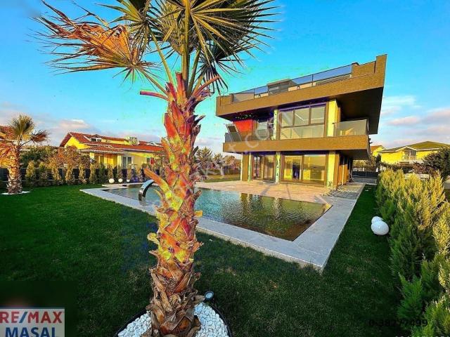 Silivri Mimar Sinan'da Havuzlu Asansörlü Satılık 7+2 Sıfır Villa