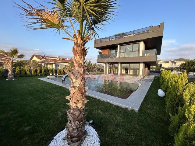 Silivri Mimar Sinan'da Havuzlu Asansörlü Satılık 7+2 Sıfır Villa
