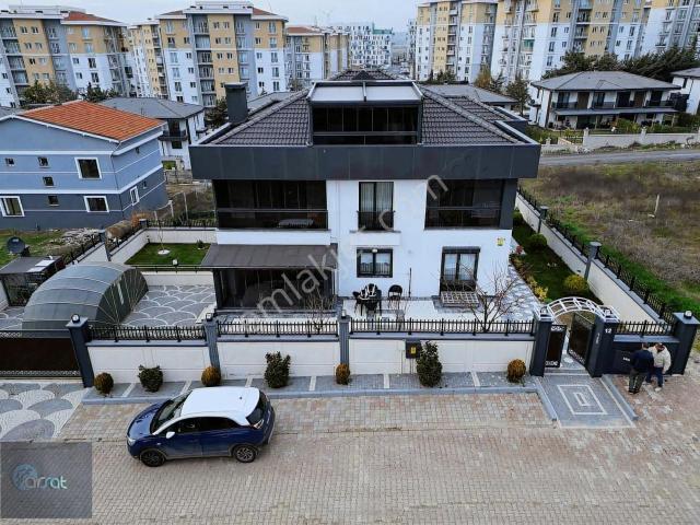 Silivri Mimarsinan'da İskanı Alınmış Sıfır Lüks Villa
