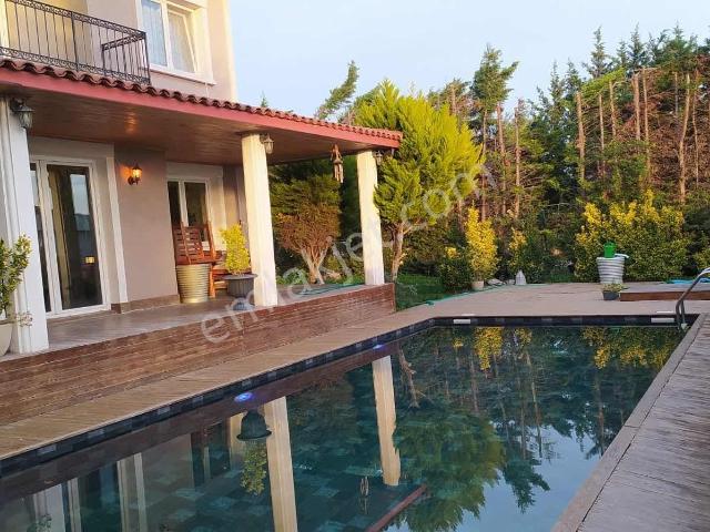 Silivri Ortaköyde Havuzlu Tam Müstakil Acil Satılık Villa