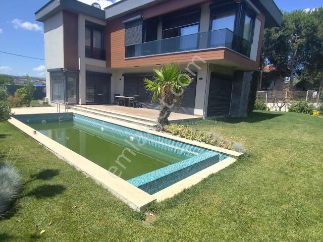 Silivri Ortaköyde Satılık 5+1 Ultra Lüx Havuzlu Villa