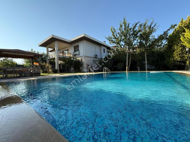 Silivri Ortaköyde Satılık 8+2 Havuzlu Villa