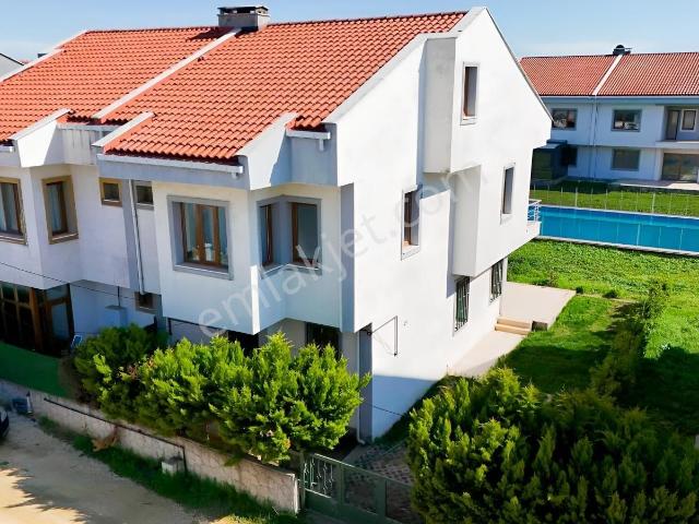 Silivri Kınalı Site İçinde 5+2 Lüks Villa Sahil Konumlu