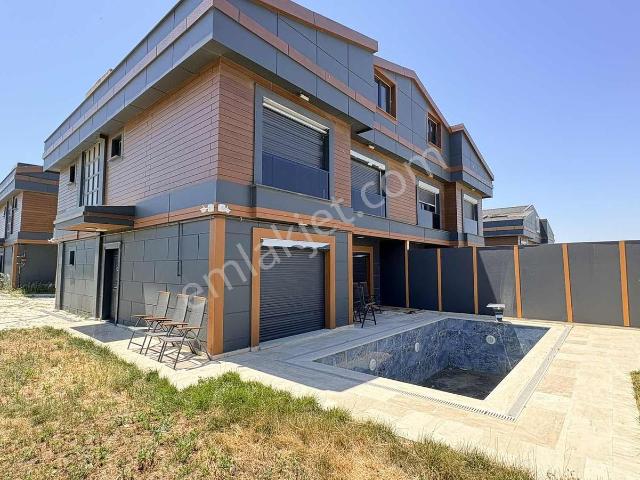 Silivri Selimpaşa Merkez Müstakil Havuzlu Kelepir Satılık Villa