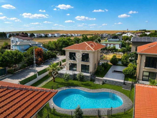 Silivri'de Butik Sitede Denize Sıfır Lüks Villa