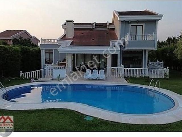 Silivrinin Gözde Sitesinde Bakımlı Havuzlu Villa for Sale