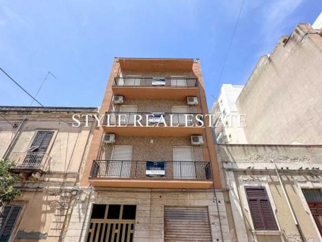 SIRACUSA CORSO TIMOLEONTE PALAZZO CON 3 APPARTAMENTI TERRAZZO BASSO E CORTE