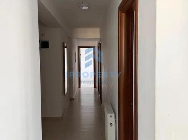 Sisesti 4 camere cu balcon si loc de parcare