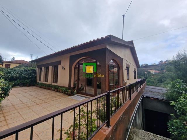 Situada na encantadora vila da Camacha, no sítio do Vale Par. 108m² Santa cruz