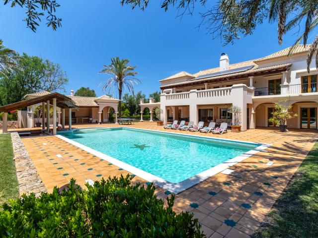 Situada na prestigiada zona de Monte Funchal, esta magnífica. 420m² Lagos