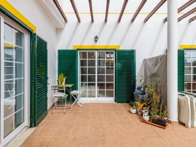 Situada na tranquila zona de Montinhos da Luz, esta magnífic. 62m² Lagos Santa Maria
