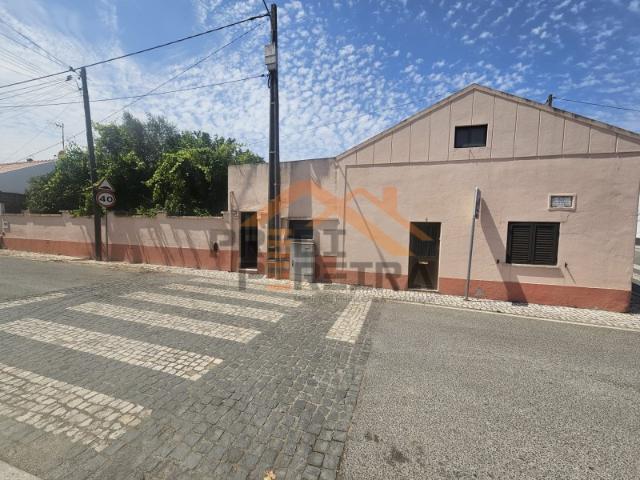Situada no Bombarral, moradia T3+1 com garagem e logradouro de 286 m2