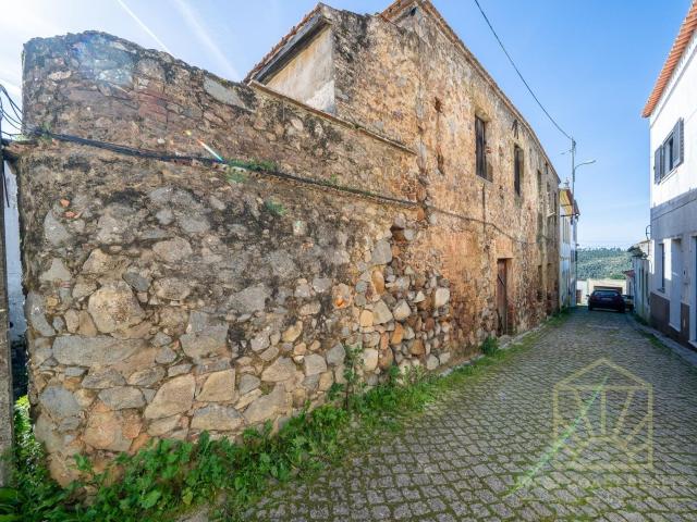 Situada no coração de Marmelete, ao longo de uma das encanta. 225m² Monchique