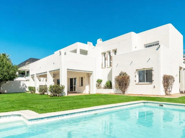 Situada a solo 50 metros de la playa en la codiciada zona de. 227m² Marbella