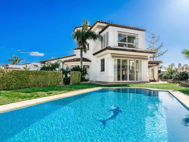 Situada a unos 300 metros de la playa, esta villa en venta e. 510m² Marbella