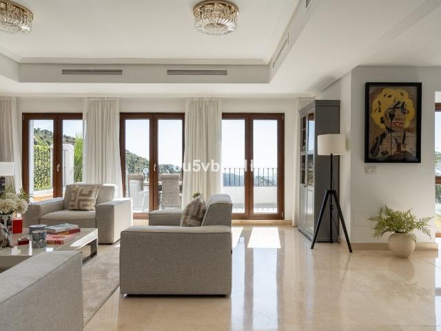 Situada dentro de la exclusiva urbanización cerrada de Benah. 336m² Benahavís