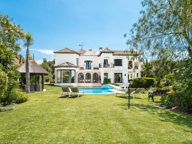 Situada dentro de la prestigiosa urbanización cerrada Marbel. 952m² Marbella