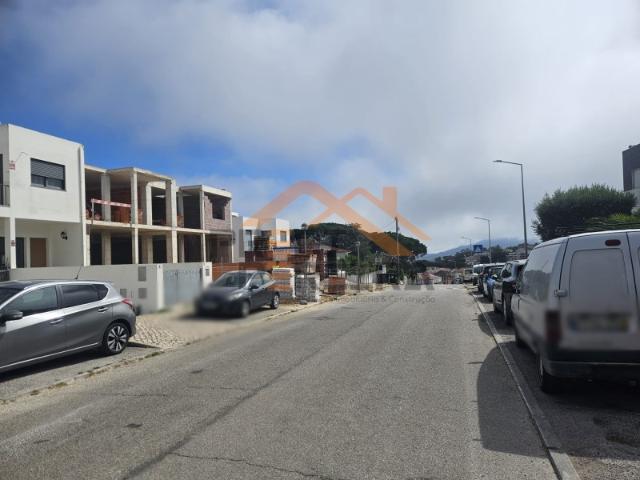 Situada em Sesimbra, moradia T3 nova