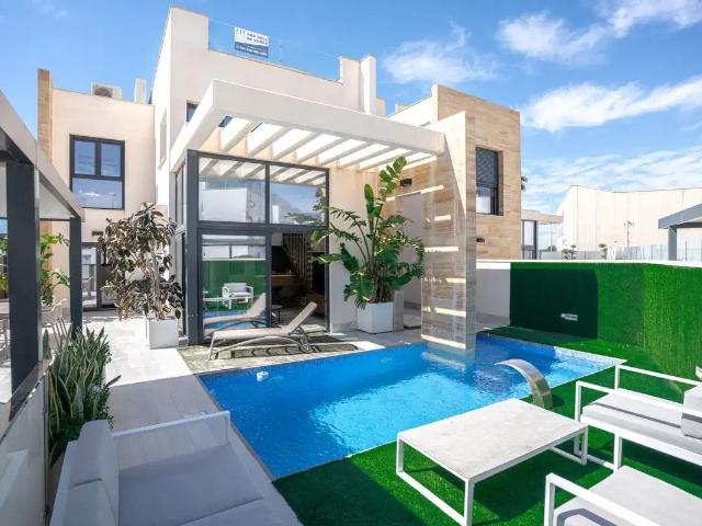 Situada en el codiciado barrio de Lomas de Cabo Roig, esta e. 104m² Lomas de la juliana
