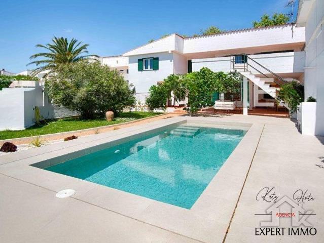 Ubicada en el codiciado barrio de Falconera, en los canales. 166m² Empuriabrava