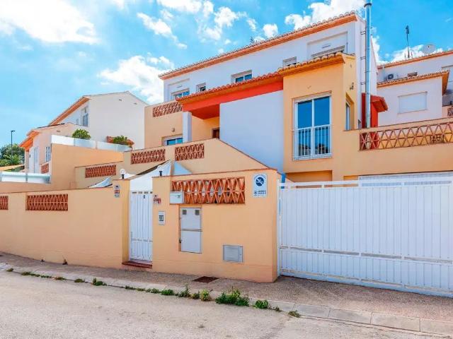Situada en el distrito residencial de San Rafael en Alfaz de. 263m² L'Alfas del Playa
