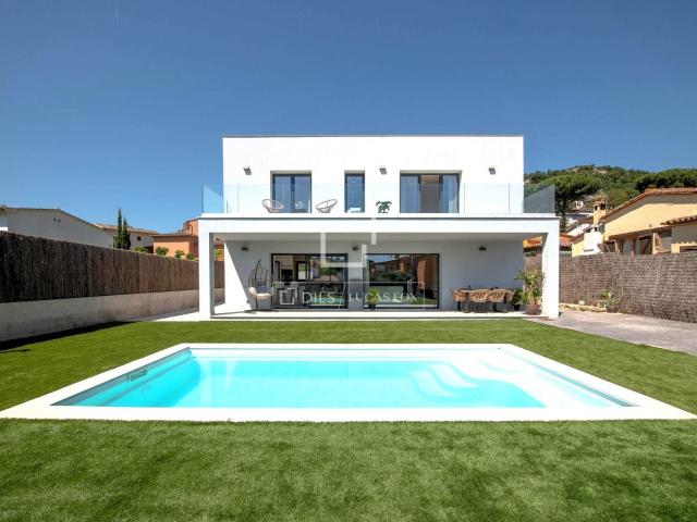 Situada en la popular zona residencial de Mas Ambrós, esta v. 195m² Calonge