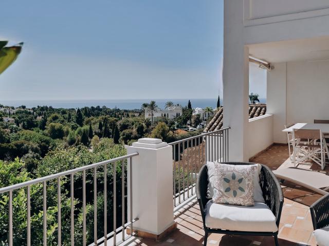 Situada en la prestigiosa comunidad cerrada de Marbella Hill. 239m² Marbella