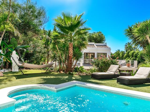 Situada en la prestigiosa urbanización cerrada de El Rosario. 300m² Marbella