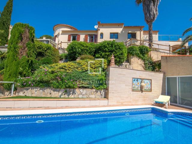 Situada en la prestigiosa urbanización de Vizcondado de Caba. 388m² Calonge