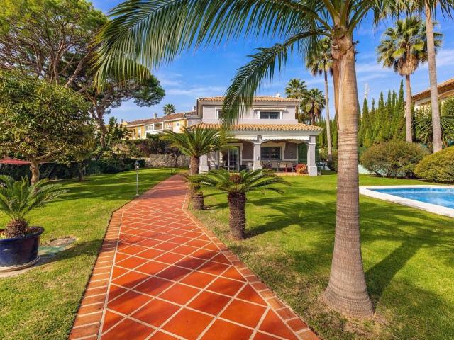 Situada en la prestigiosa y tranquila zona de Nueva Atalaya. 190m² Estepona