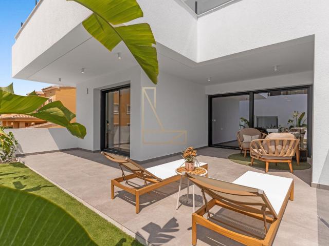 Situada en la prestigiosa zona de Cumbre del Sol, en Benitat. 345m² Benitachell