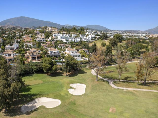 Situada en la prestigiosa zona de Atalaya Golf en Estepona E. 470m² Estepona