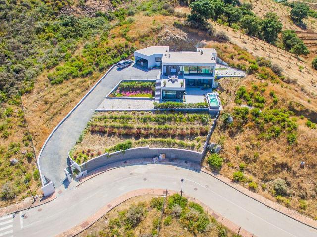 Situada en la prestigiosa zona de La Cala Golf en Mijas Cost. 312m² Mijas Costa