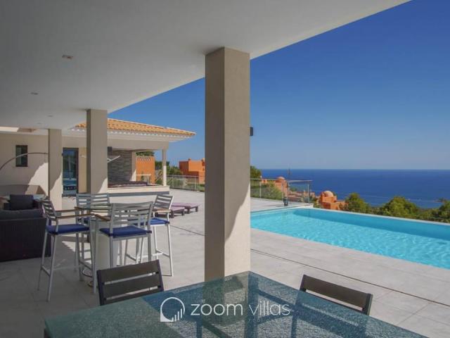 Situada en la Sierra de Altea, esta impresionante villa en v. 680m² Altea la vella