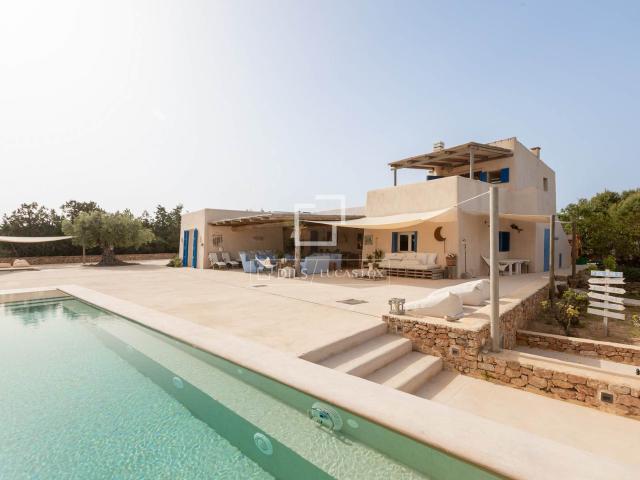 Situada en un entorno privilegiado y privado en la isla de F. 585m² Sant Francesc de Formentera