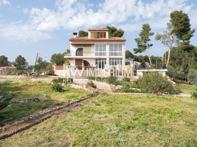 Situada en un privilegiado entorno de Cala Romana y la seren. 256m² Tarragona