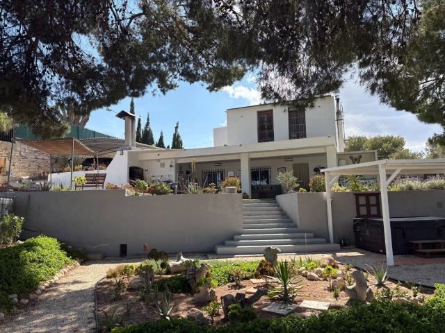 Situada en un tranquilo entorno rural en las afueras de Elch. 265m² Elche