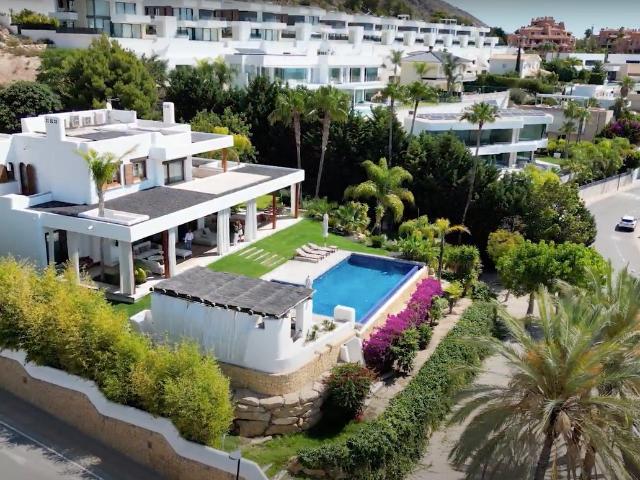 Situada en una zona exclusiva, esta villa de lujo, diseñada con un elegante estilo ibicenco