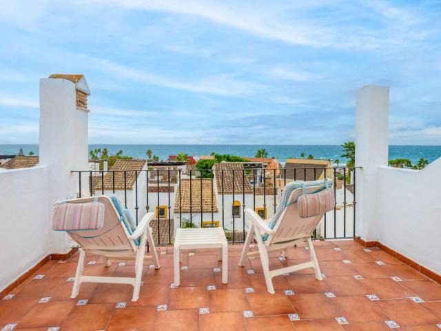 Situada en una comunidad cerrada y segura en Costabella, a p. 165m² Marbella