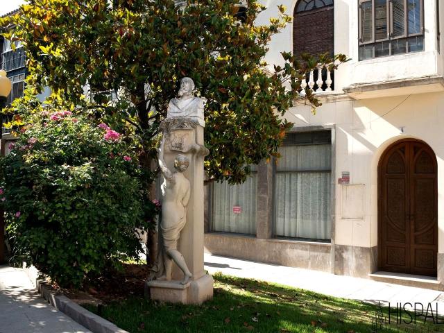 Situada en una de las zonas históricas más representativas d. 905m² Baena