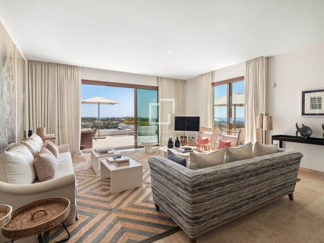 Situada en una parcela elevada dentro de Finca Cortesin, est. 394m² Casares