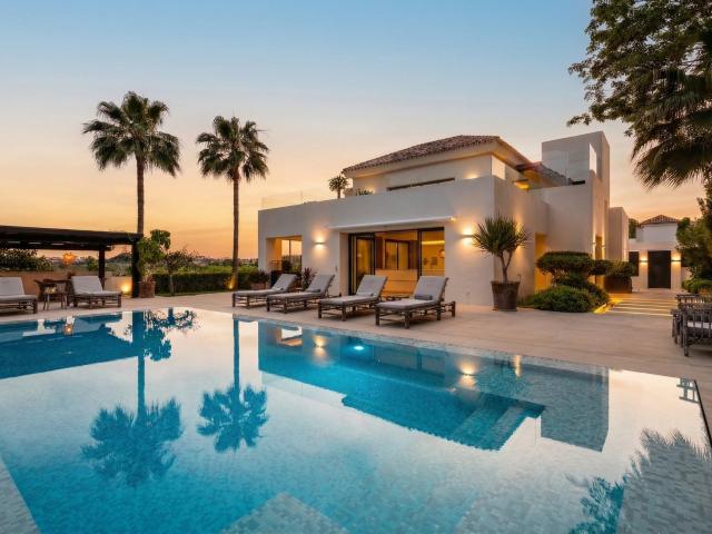 Situada en una posición privilegiada en primera línea con vi. 613m² Marbella