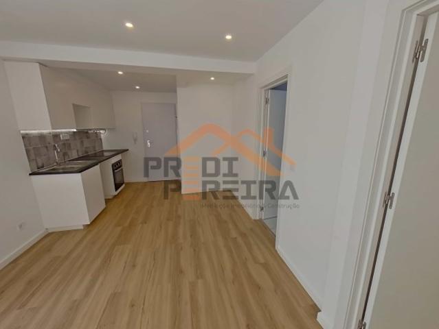 Situado na Buraca, Amadora, T2 totalmente remodelado
